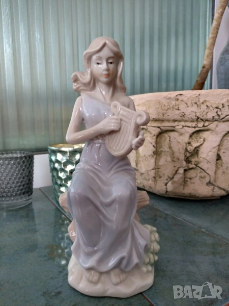 порцеланова статуетка на жена с арфа от Италия , снимка 1