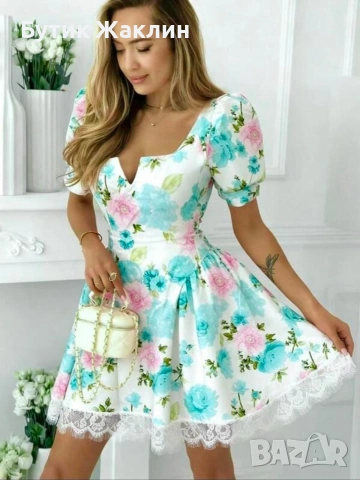 Дамска рокля на цветя с панделка и дантела