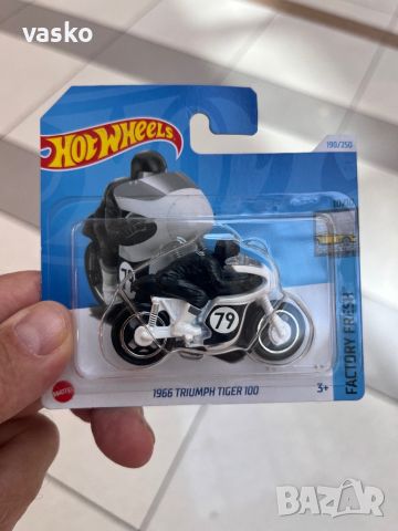 Hot wheels 1966 TRIUMPH , снимка 1 - Колекции - 46777618