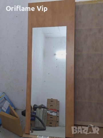 Огледало с дървена рамка