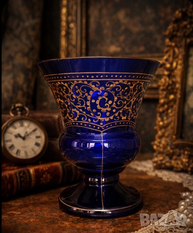 Антикварна синя стъклена ваза