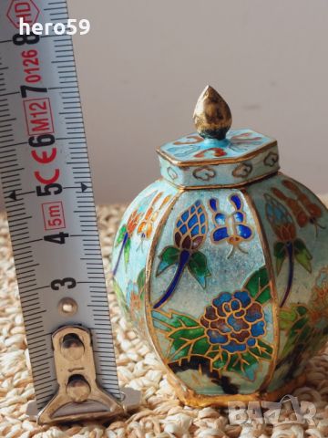 Прекрасна китайската ваза(кутийка) с гилеше емайл, снимка 11 - Антикварни и старинни предмети - 45371707