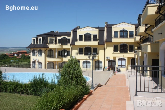 Просторен тристаен апартамент с гледка към басейна в комплекс Nessebar View, Кошарица