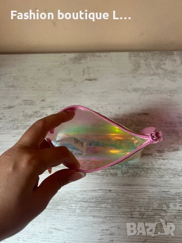 Несесер с холограмен ефект преливащ се розов цвят с надпис GIRL POWER на марката H&M 🩷🩷🩷, снимка 2 - Портфейли, портмонета - 52431241