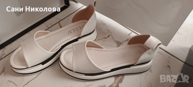 Дамски бели сандали