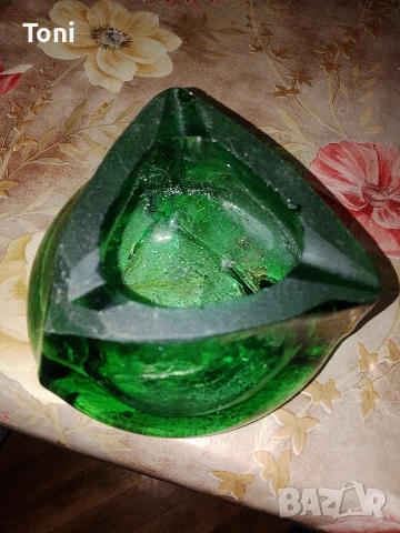 светлозелен стъклен пепелник 