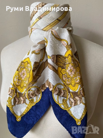 Бял шал със златисти елементи от 100 % коприна