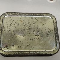 Стара метална кутия от тютюн, снимка 2 - Антикварни и старинни предмети - 45694410