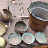 Медни и бронзови антики гърне, менче и свещник , снимка 1 - Антикварни и старинни предмети - 45745153