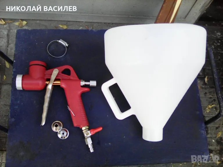 Пистолет за мазилка   и  боядисване  /  шприц / хоросан  и  др . с  3 дюзи / Питай наличен ли  е   ., снимка 1