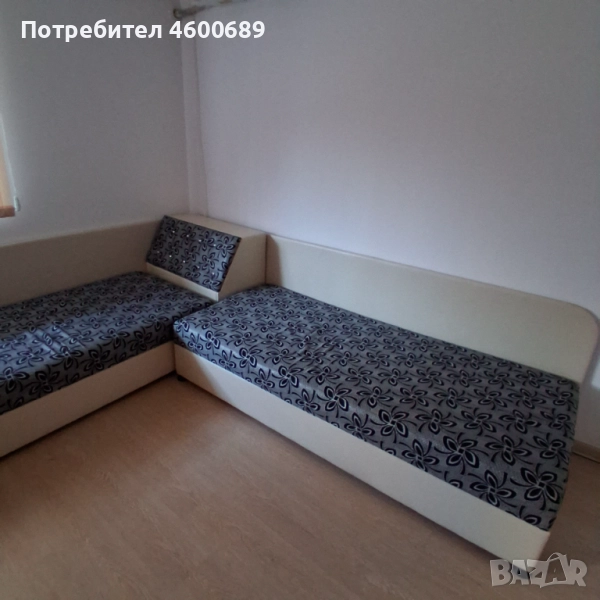 Продавам две ъглови легла с матраци и ракла , снимка 1