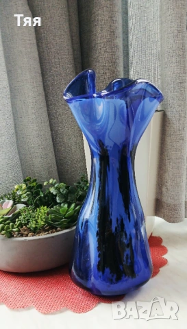 Синя стъклена ваза