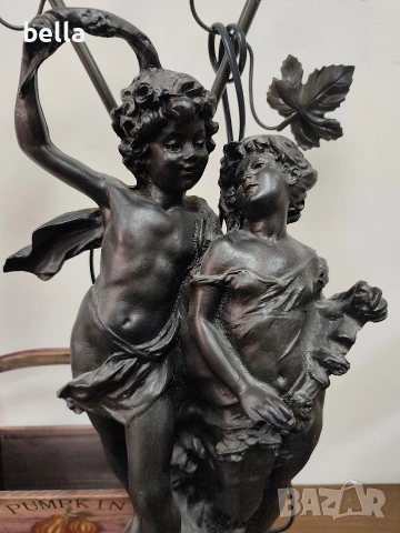 Изящна настолна лампа с впечатляващи размери и класически дизайн, снимка 3 - Антикварни и старинни предмети - 53718156