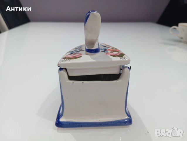 Стара порцеланова ютия маркирана , снимка 9 - Декорация за дома - 52553876