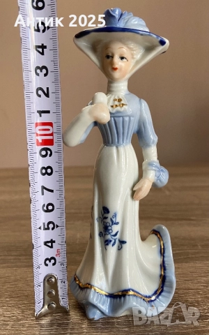 Винтидж порцеланова статуетка „Дама в синя рокля“, Европа, средата на ХХ век, снимка 6 - Антикварни и старинни предмети - 52829508