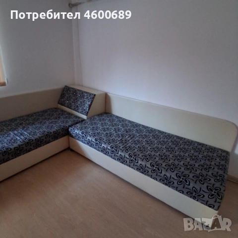 Продавам две ъглови легла с матраци и ракла 
