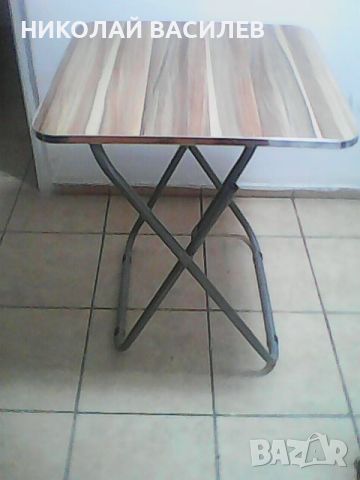 Дървена     сгъваема      маса    и     два  стола 50  см  .    /  80  см  .   /  предлагам  , снимка 1 - Маси - 45715928