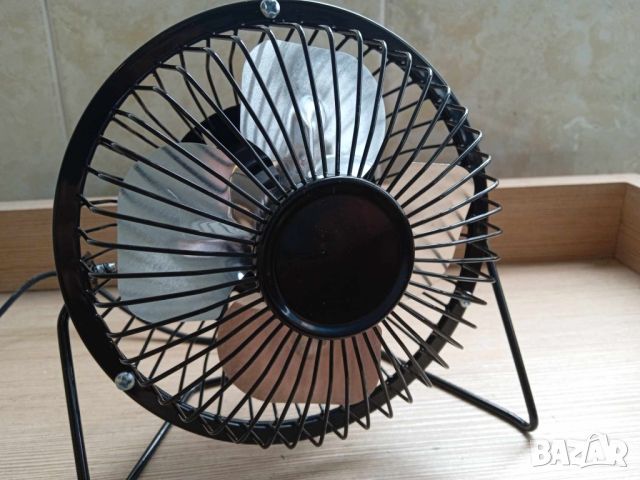 метален настолен вентилатор, снимка 1 - Вентилатори - 46475436