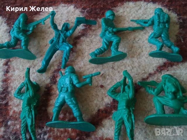 Войници пластмасови 12 броя 51729, снимка 6 - Колекции - 52105698