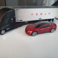 Matchbox Колекционерски модел Tesla S + Truck, снимка 1 - Колекции - 45024215