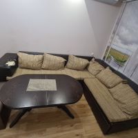 Голям диван със маса и две таборетки, снимка 1 - Дивани и мека мебел - 45288544