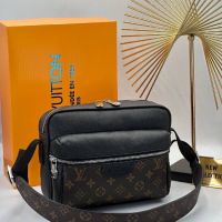 Мъжка чанта кафява звезда цип Louis Vuitton реплика, снимка 1 - Чанти - 45535169