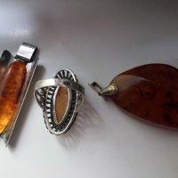 Антикварни руски сребърни изделия-медальони и пръстен  с естествен кехлибар, снимка 4 - Колиета, медальони, синджири - 45366867