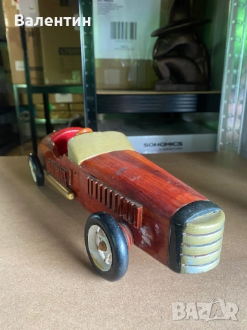 Винтидж състезателна кола от дърво