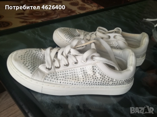 Продавам Дамски бели маратонки с камъчета