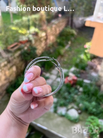 Обеци халки в сребрист цвят с блестящи камъчета среден размер ❤️, снимка 2 - Обеци - 52413453