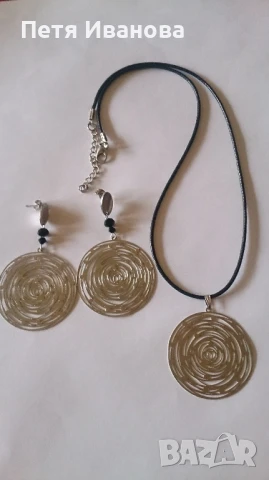 различни сетове на Guess, Carolina Herera, Moscino и други , снимка 8 - Бижутерийни комплекти - 50826549