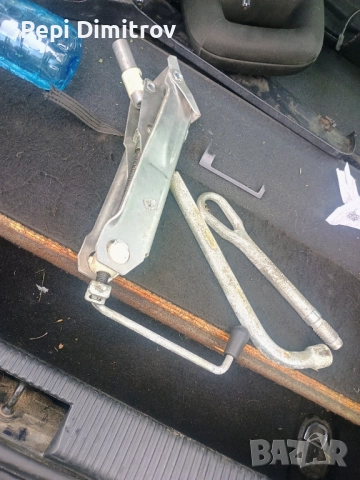 Крик ключ и кука за теглене Ауди а 2 audi a2 ,2001 година , снимка 3 - Части - 51927801