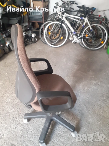 Продавам въртящ стол, снимка 4 - Столове - 53857380