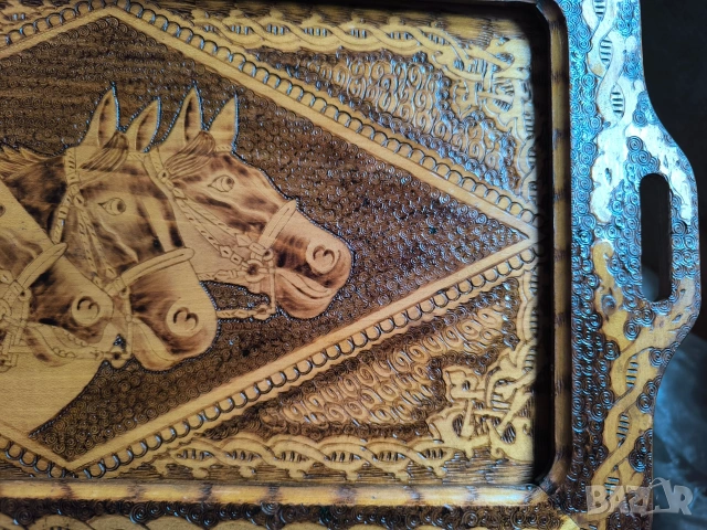 старинен дървен поднос с коне пирографиран, снимка 3 - Антикварни и старинни предмети - 53324619