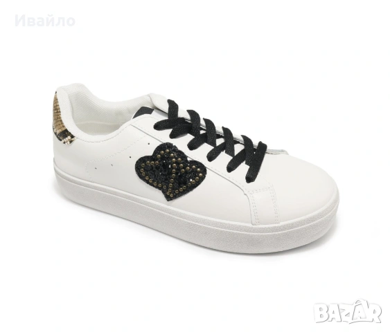 Дамски маратонки в бяло с черни връзки и декоративно сърце