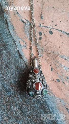 Старинно колие е флакон за парфюм  изработено от метал с декорация от камъни. 