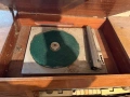   Стар винтидж радиограмофон комбайн – дървен корпус, зелен филц, чака възстановяване, снимка 4