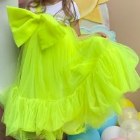 Неон жълта детска рокля 140, снимка 1 - Детски рокли и поли - 45382238