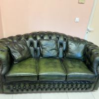 Троен зелен диван Честърфийлд от серията Бъкингам естествена кожа, снимка 5 - Дивани и мека мебел - 45282997
