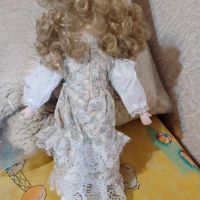 Стара порцеланова кукла с дълга руса коса, с флорална рокля декорирана с бяла дантела, 40 см висока, снимка 4 - Колекции - 45731946