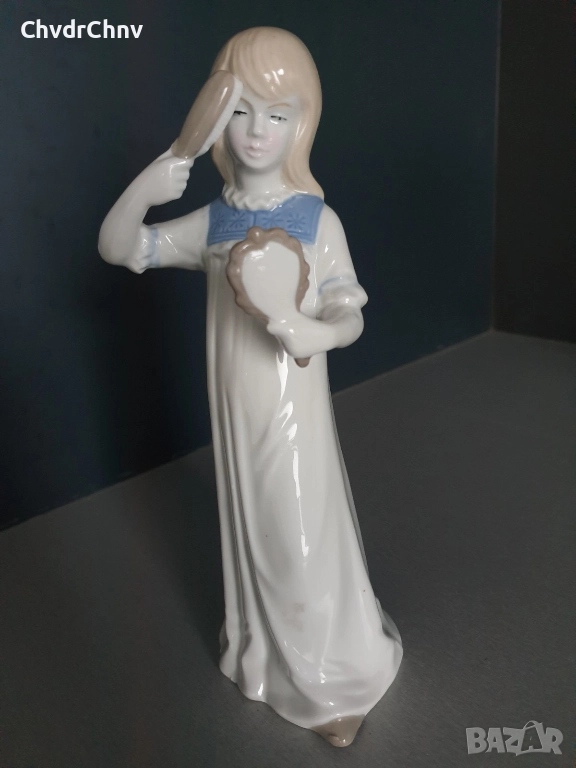 GDR Lippelsdorf статуетка 22см/ГДР стара немска порцеланова фигура на момиче с огледало и гребен, снимка 1