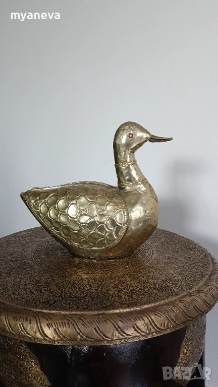 Индийска фигурка на патица от масивно дърво с метален обков , снимка 1