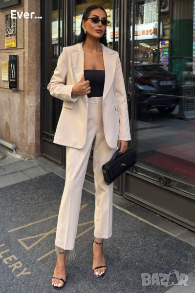 Костюм с детайл камъни по сакото и панталона, снимка 1