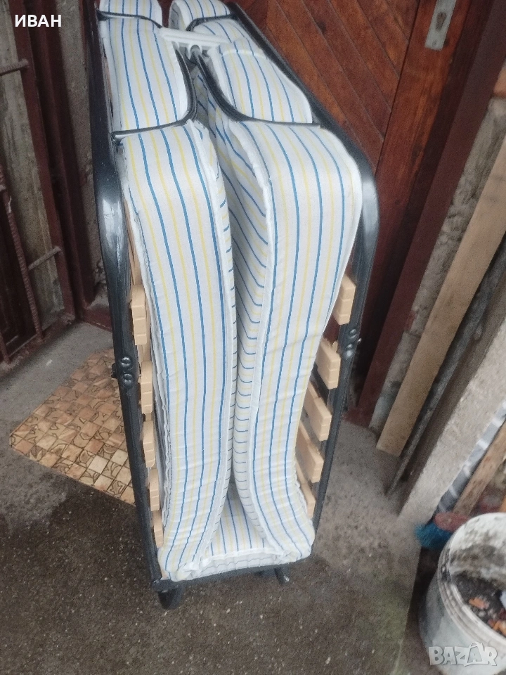 Сгъваемо легло с матрак и колелца, снимка 1