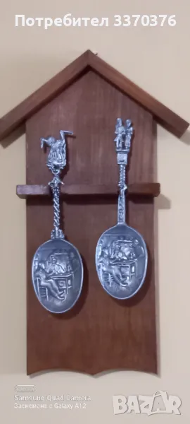 Два броя калаени лъжици на дървена поставка, снимка 1