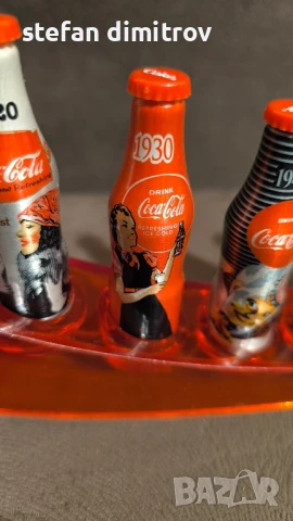 Coca Cola 100 години комплект бутилки, 10 мини алуминиеви бутилки с поставка, снимка 15 - Колекции - 51381112