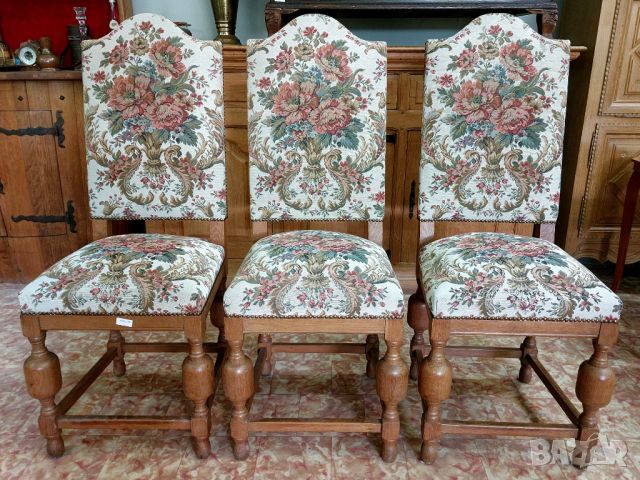 б броя трапезни столове от дъбов масив с красива флорална дамаска 