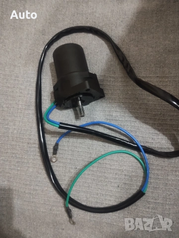 мотор за накланяне на трим (tilt trim motor) за извънбордов двигател на лодка. 