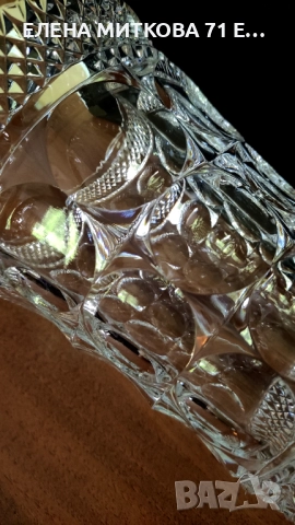 Една внушителна кристална ваза с богата геометрична гравюра и красиво оформен ръб, снимка 5 - Вази - 51660546