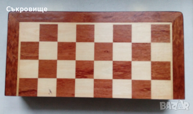30 х 30 см сгъваем магнитен шах в дървена кутия с метални закопчалки и тапицерия вътре, снимка 4 - Шах и табла - 53398371